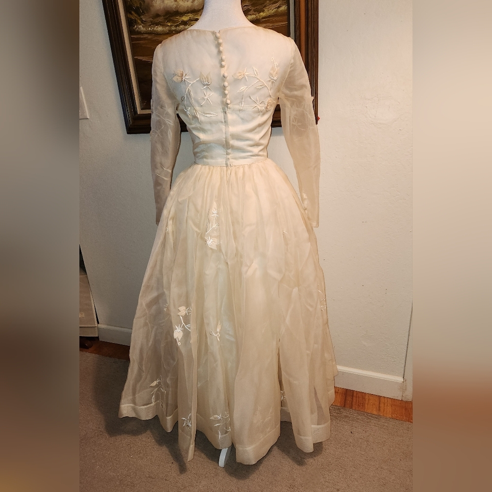 Vintage 1950s Ivory White Fit & Flare Embroidered Tulle Wedding Dress - Picture 14 of 15